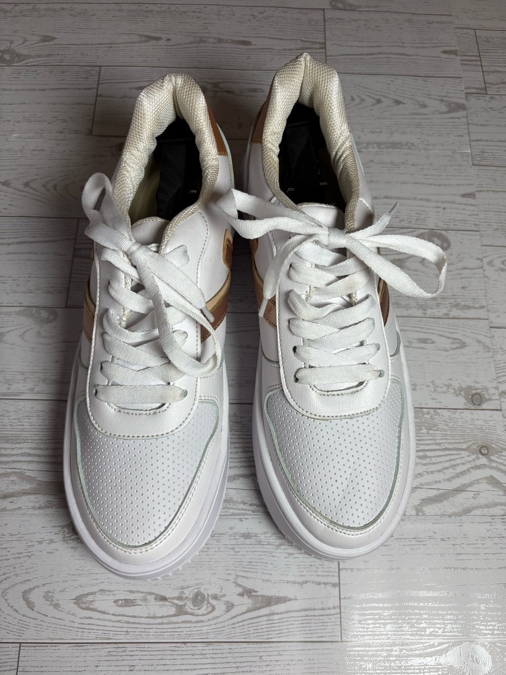 Viva Rose Gold Sneakers size 9 women’s